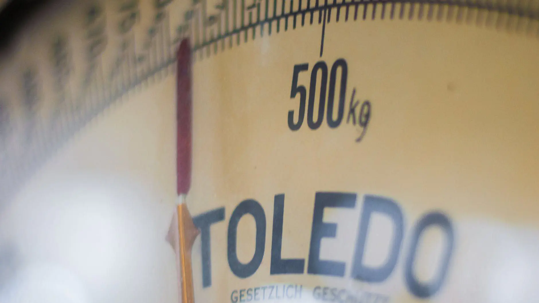 yellow analog meter